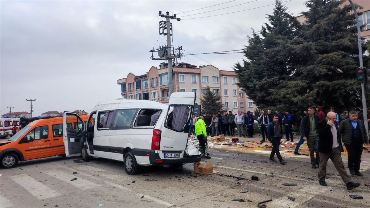 Samsun'da altı aracın karıştığı kazada 19 kişi yaralandı