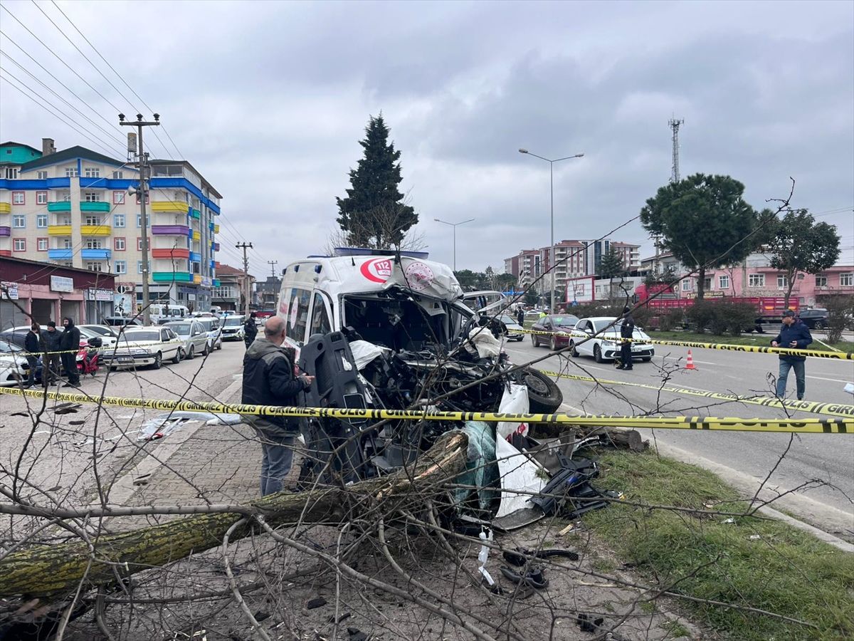 Samsun'da ambulans kamyona çarptı, 1 kişi öldü, 3 kişi yaralandı