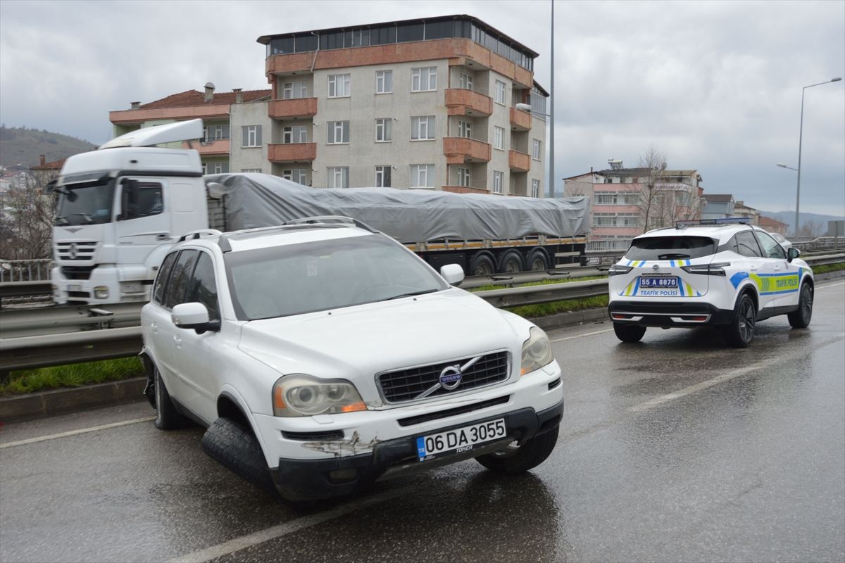 Samsun'da bariyere çarpan cipin sürücüsü ile oğlu yaralandı