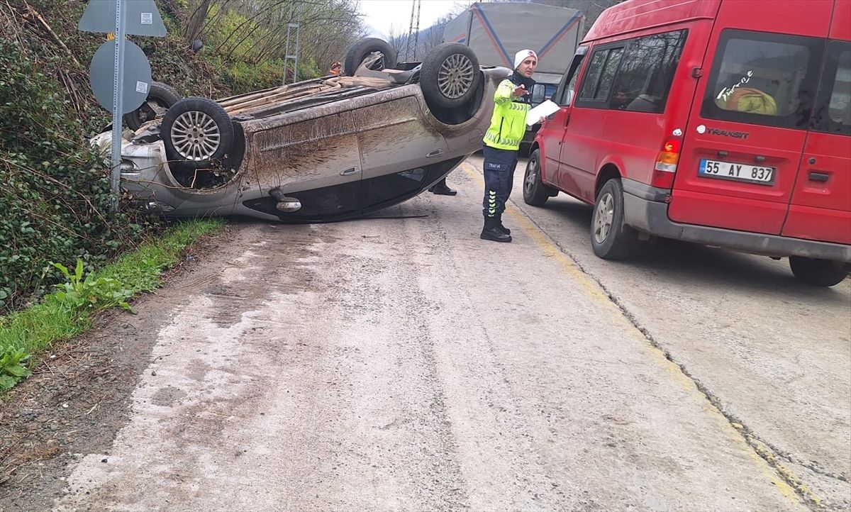 Samsun'da devrilen otomobildeki 2 kişi yaralandı