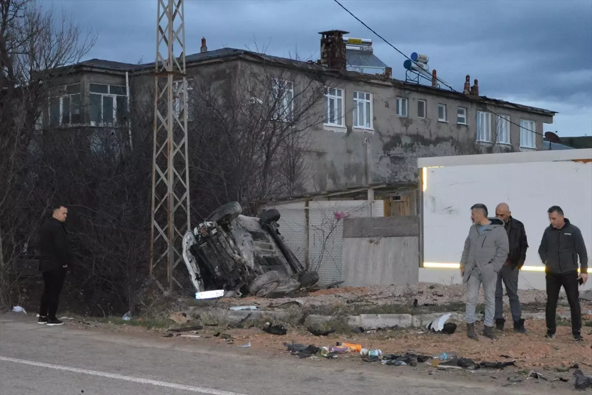 Samsun'da devrilen otomobildeki iki kişi yaralandı