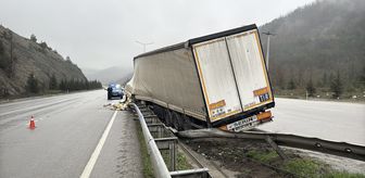Samsun'da freni boşalan tır refüje çıktı