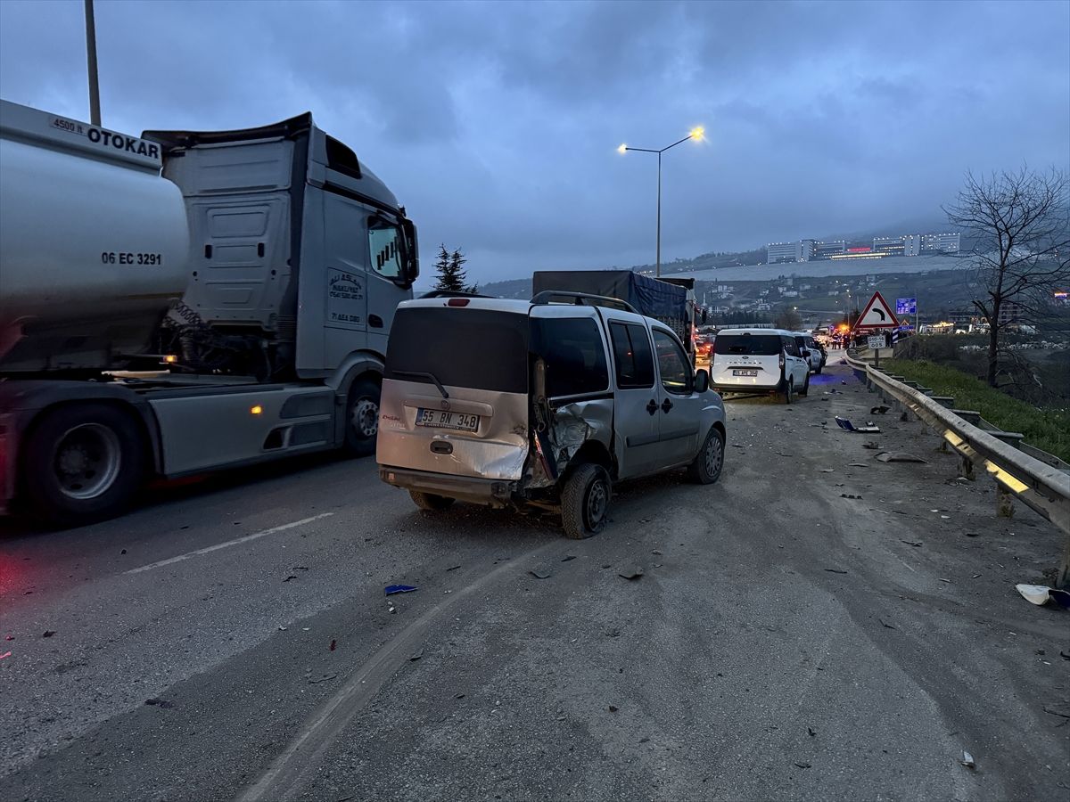 Samsun'da freni boşalan tırın 4 araca çarpması sonucu 6 kişi yaralandı