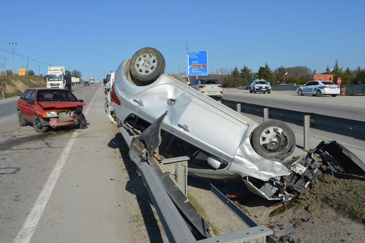 Samsun'da iki otomobilin çarpıştığı kazada 3 kişi yaralandı