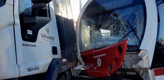 Samsun'da kamyonla tramvayın çarpıştığı kazada 3 kişi yaralandı