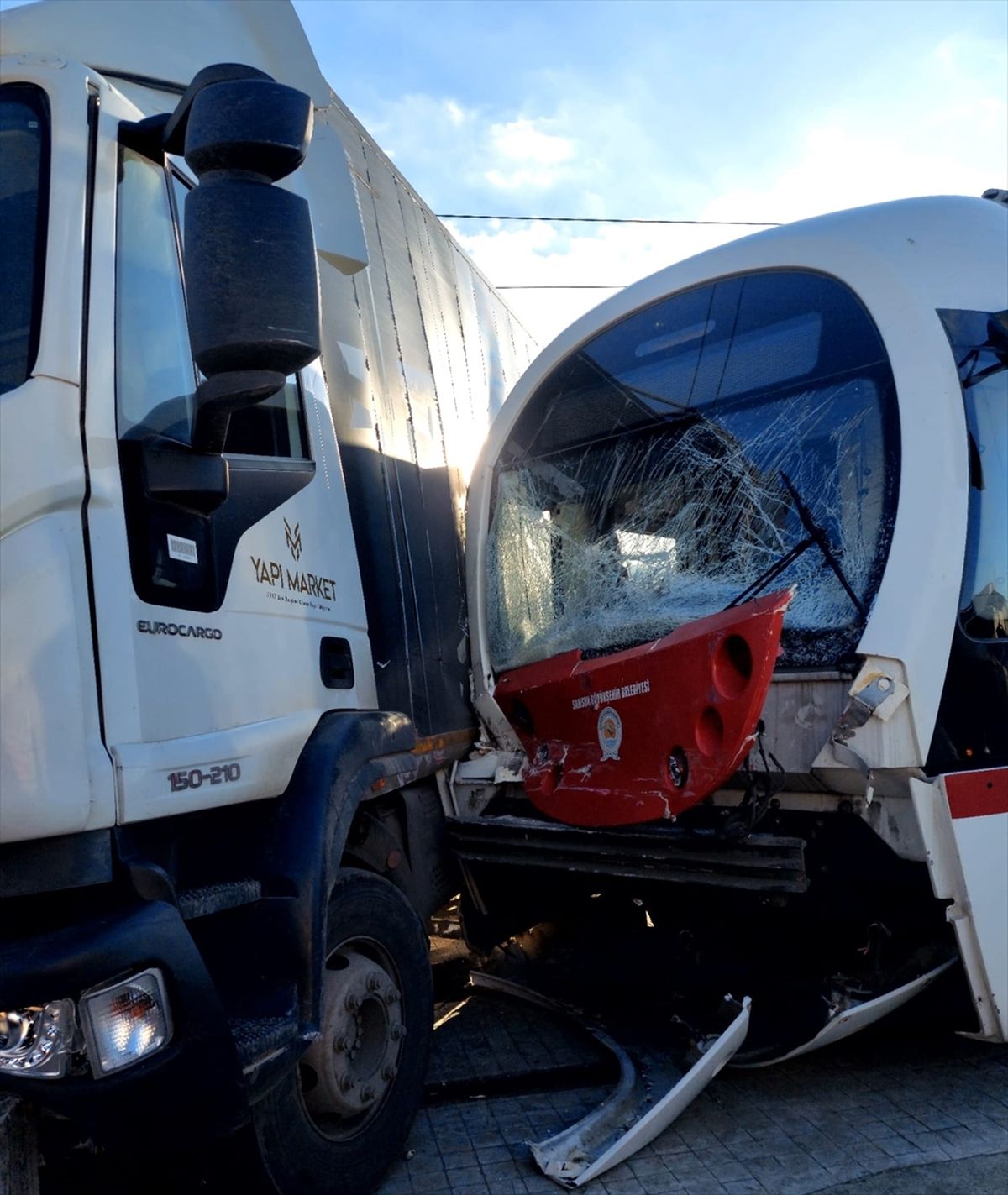 Samsun'da kamyonla tramvayın çarpıştığı kazada 3 kişi yaralandı
