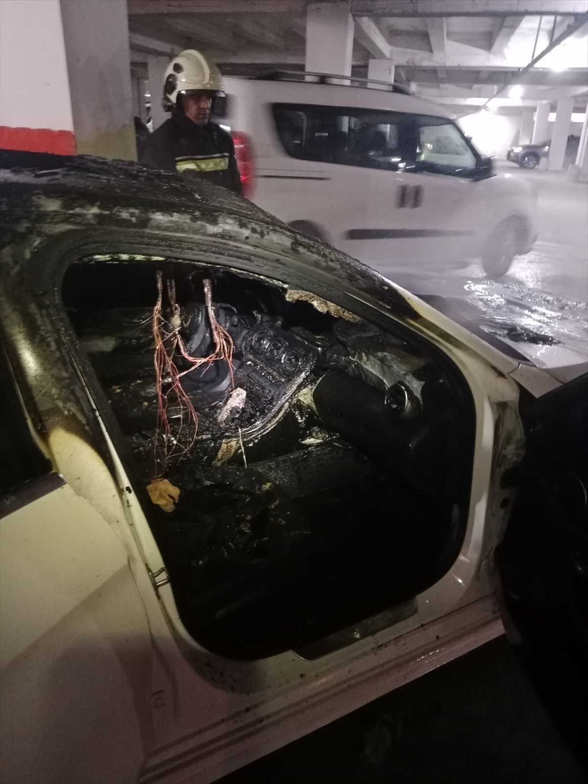 Samsun'da kapalı otoparkta bulunan otomobil yandı