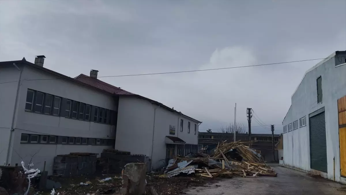 Samsun'da kuvvetli rüzgar çatıları uçurdu