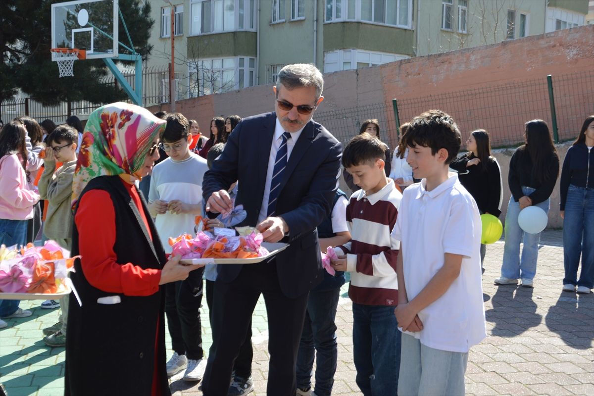 Samsun'da öğrenciler önce bayramlaştı sonra mendil içinde bayram harçlığı aldı