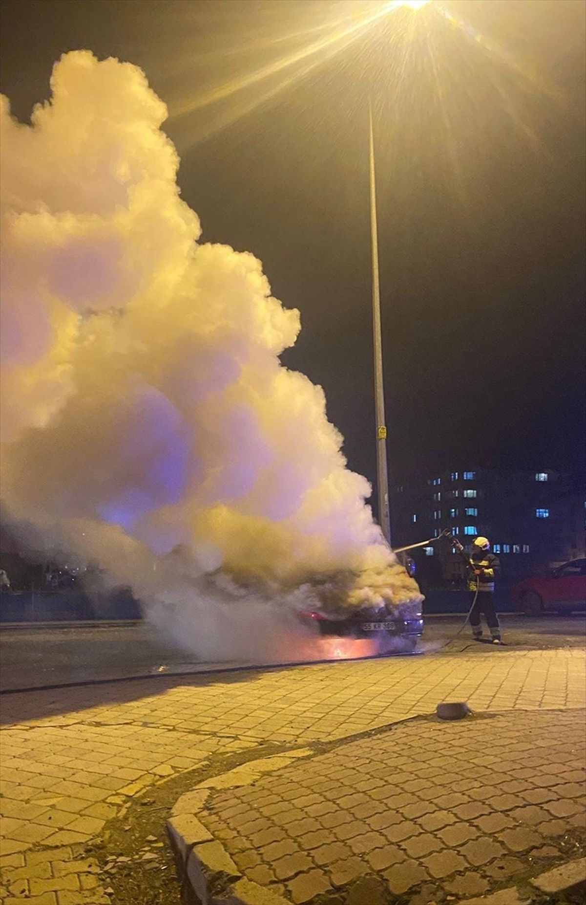 Samsun'da park halindeki minibüste çıkan yangın söndürüldü