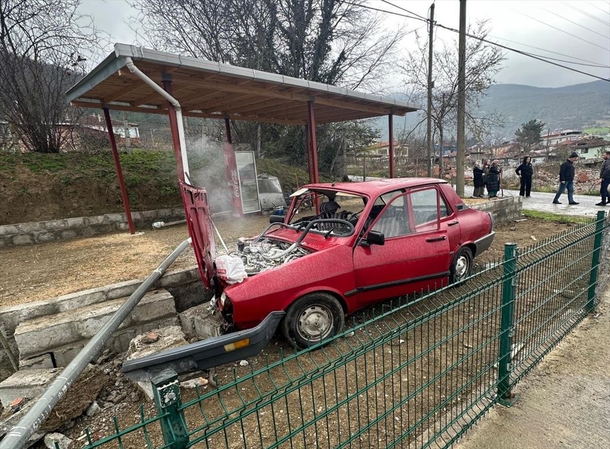 Samsun'da tel çite çarpıp tarlaya giren otomobildeki 3 kişi yaralandı