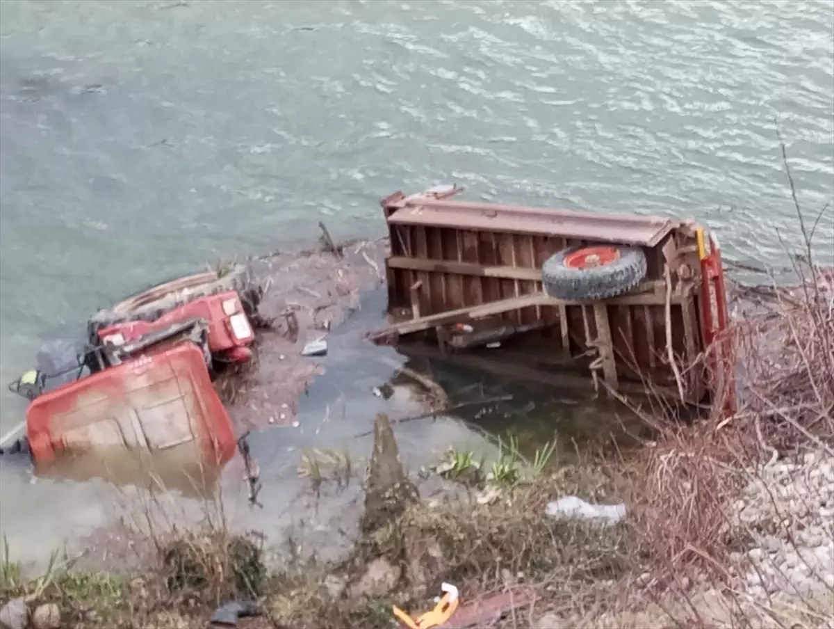 Samsun'da traktörün nehre devrilmesi sonucu 1 kişi öldü, 1 kişi yaralandı