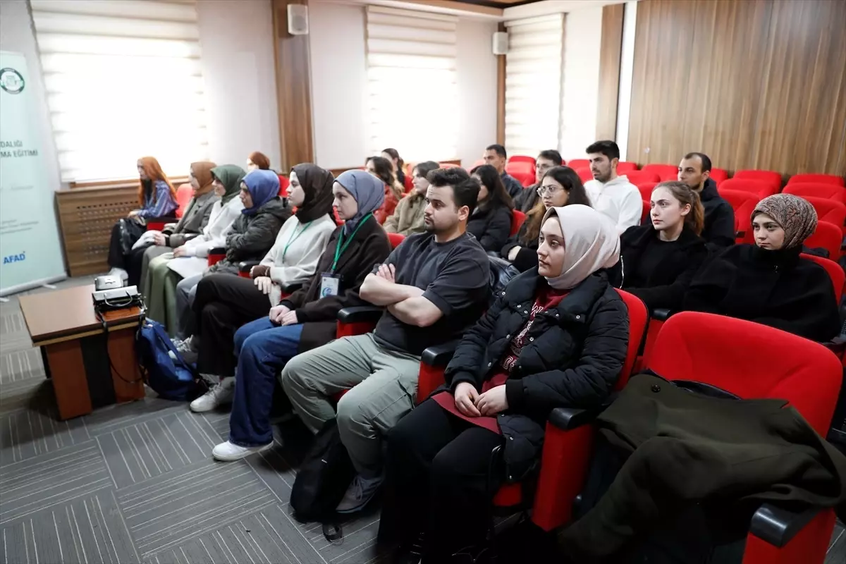 Samsun'da Yeşilay gönüllüsü üniversiteliler AFAD gönüllüsü oluyor