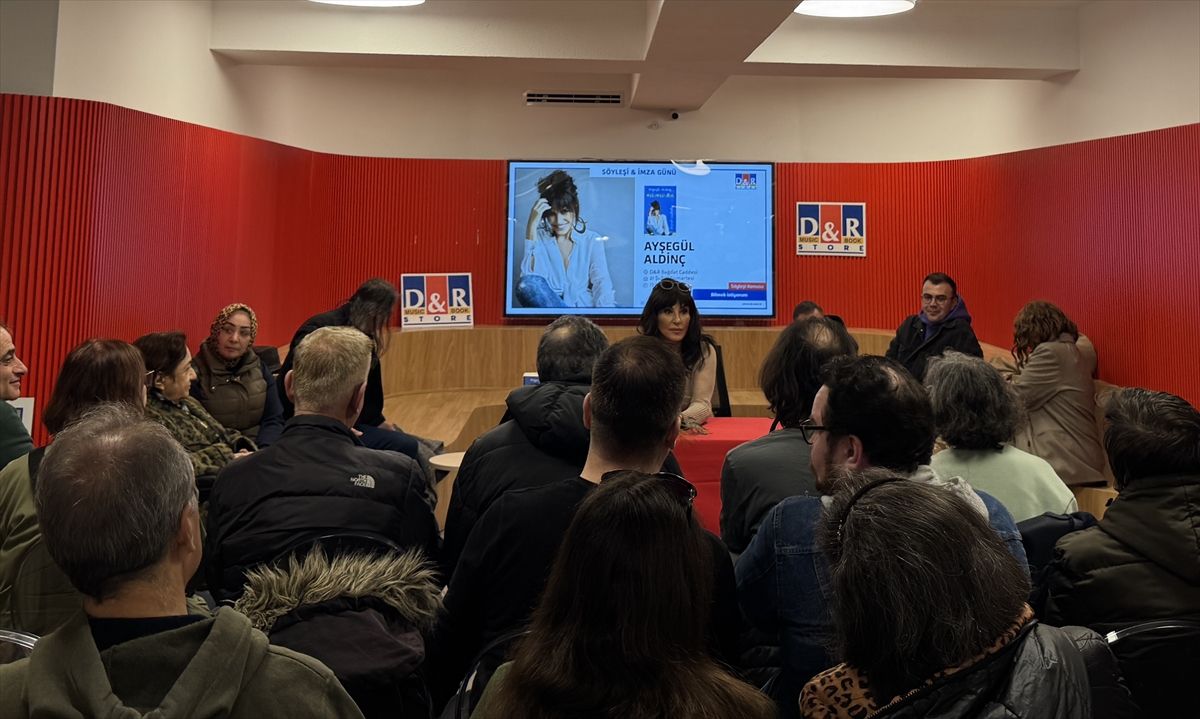 Sanatçı Ayşegül Aldinç, imza etkinliğinde okurlarıyla bir araya geldi