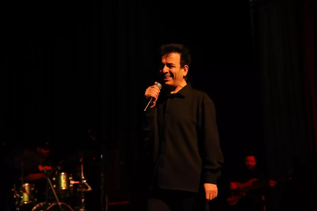 Sanatçı Oğuz Aksaç Erciş'te konser verdi