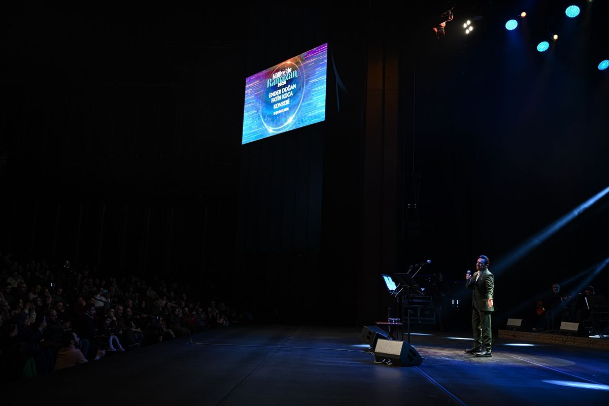 Sanatçılar Ender Doğan ve Fatih Koca, "Külliye'de Ramazan" etkinliklerinde konser verdi