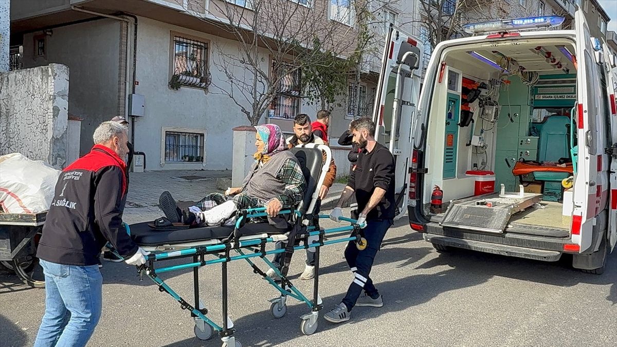 Sancaktepe'de 4 katlı binada çıkan yangında dumandan etkilenen 3 kişi hastaneye kaldırıldı