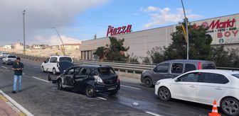 Şanlıurfa'da bariyerlere çarpan otomobildeki 3 kişi yaralandı