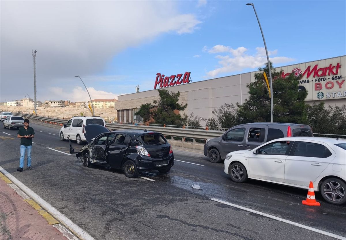 Şanlıurfa'da bariyerlere çarpan otomobildeki 3 kişi yaralandı