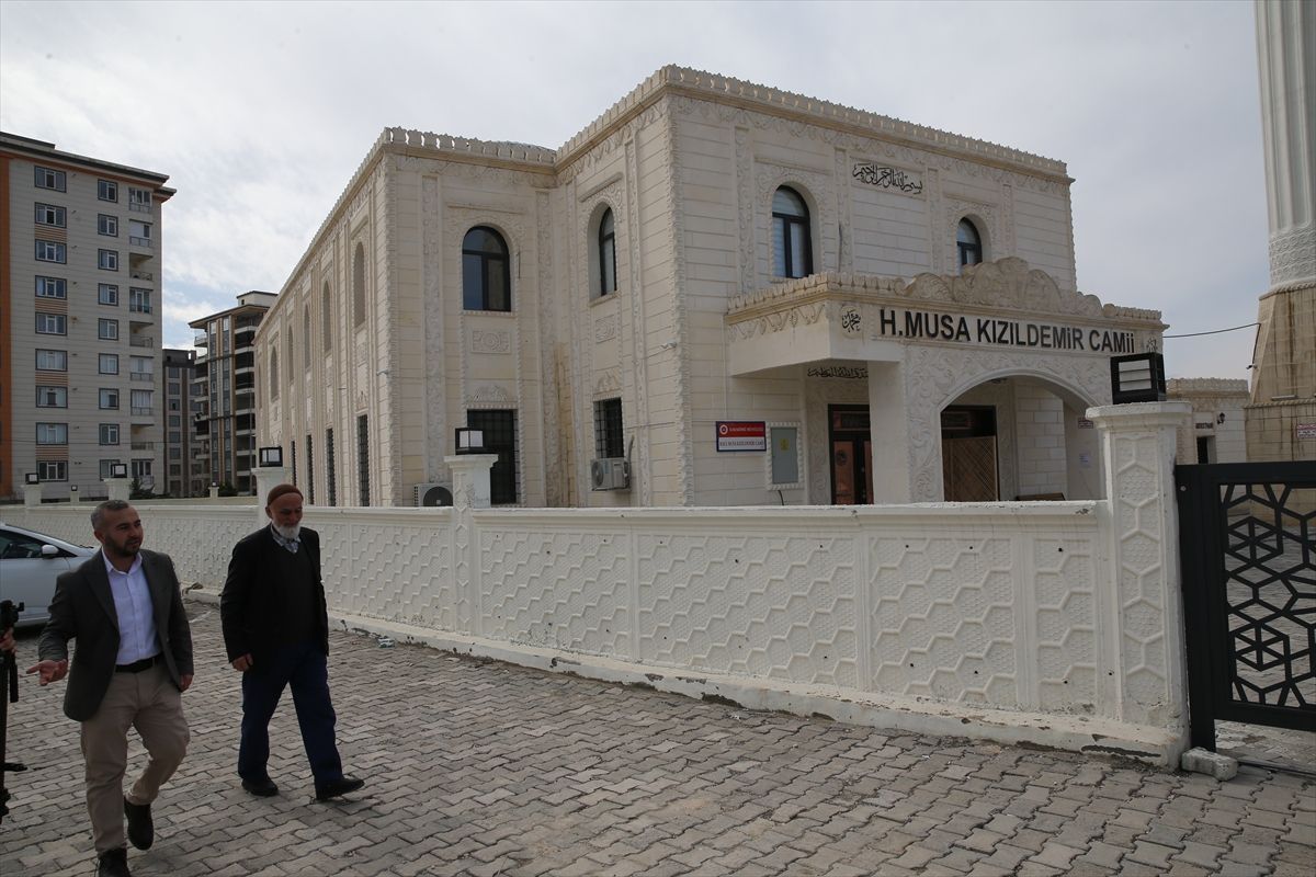 Şanlıurfa'da caminin tavan alçısı cemaatin üstüne düştü