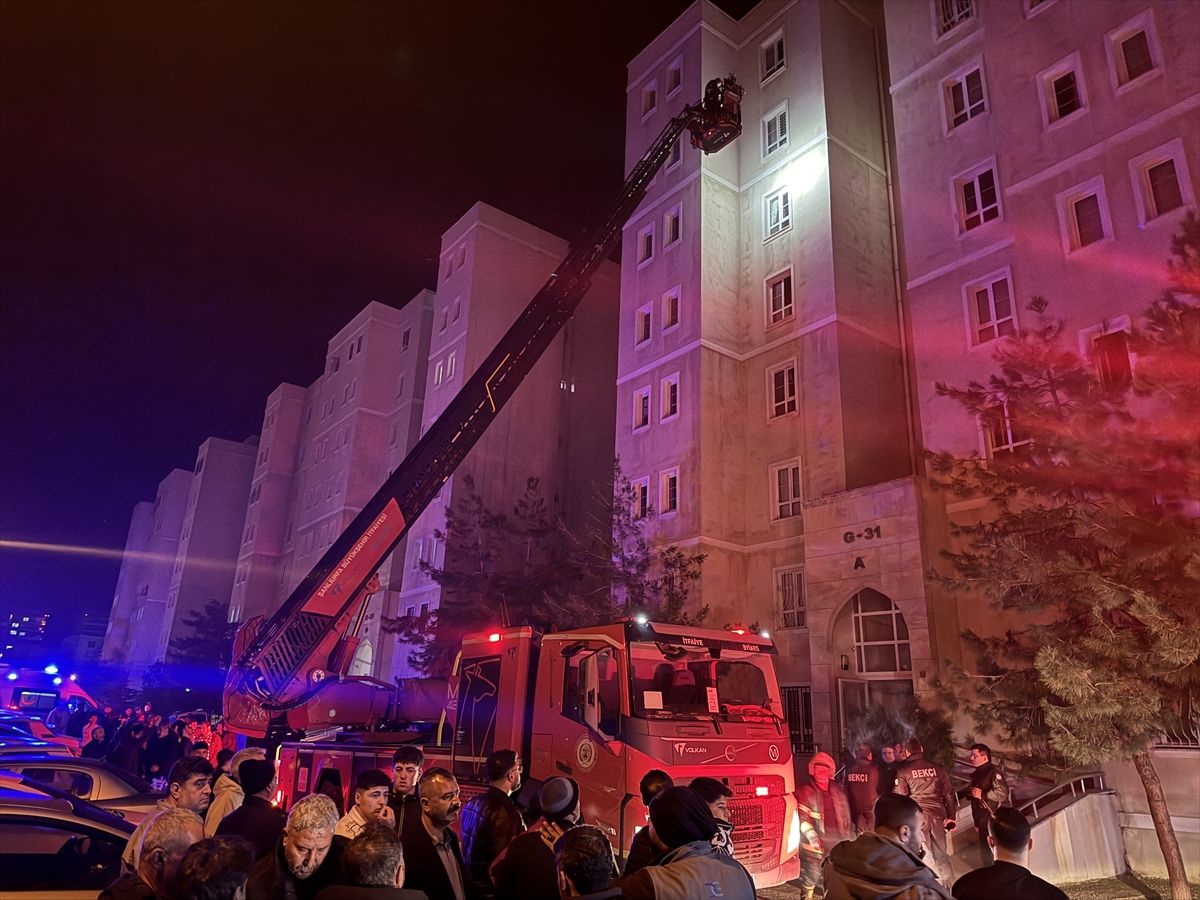 Şanlıurfa'da elektrik panosundan çıkan yangında dumandan etkilenen 3 kişi hastaneye kaldırıldı