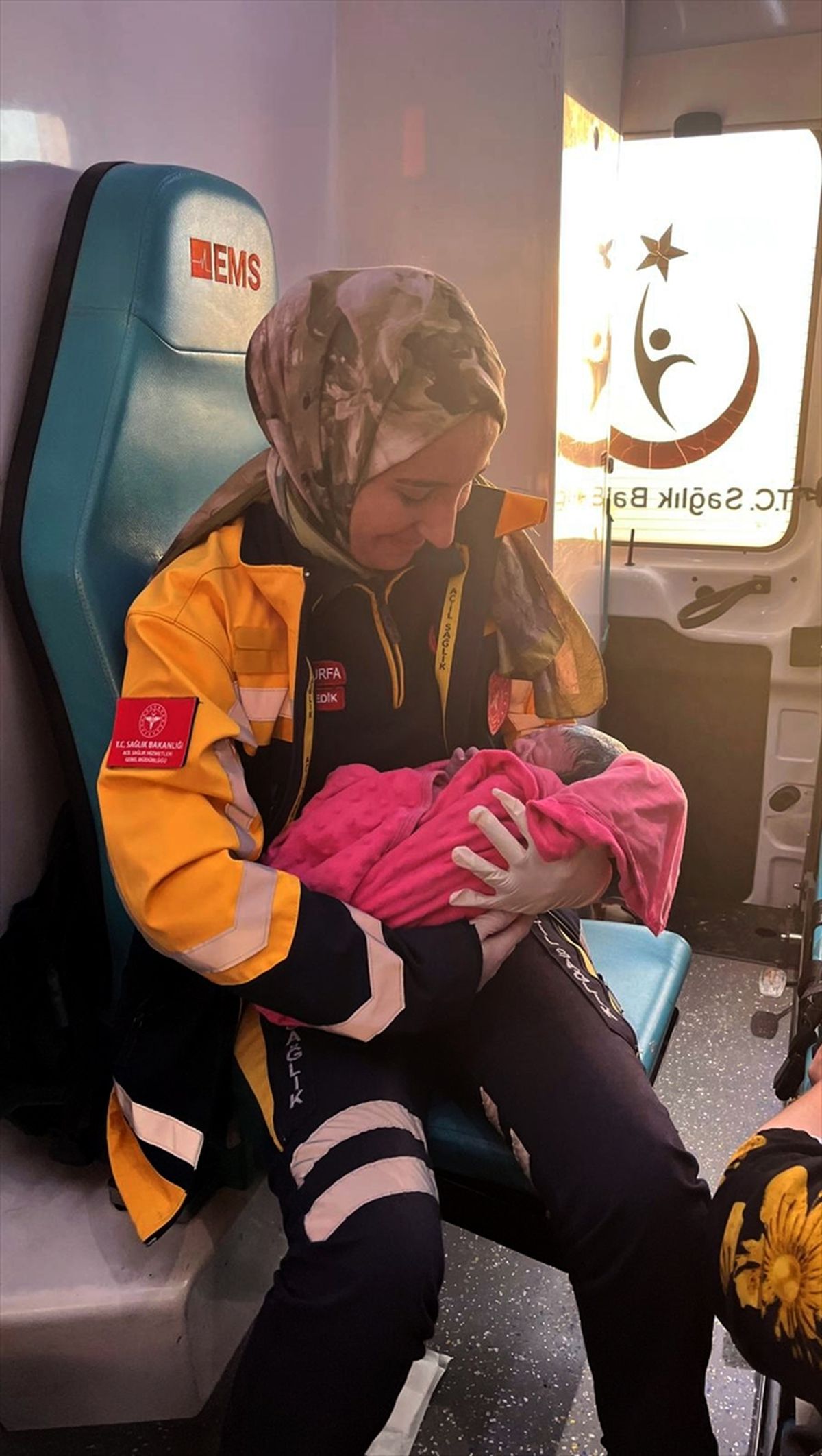 Şanlıurfa'da hastane yolundaki hamile kadın ambulansta doğum yaptı
