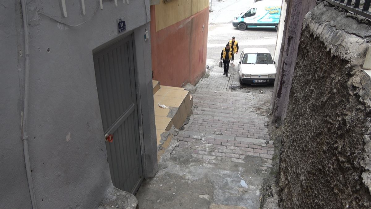 Şanlıurfa'da iftarlıklar kapı kapı dağıtılıyor