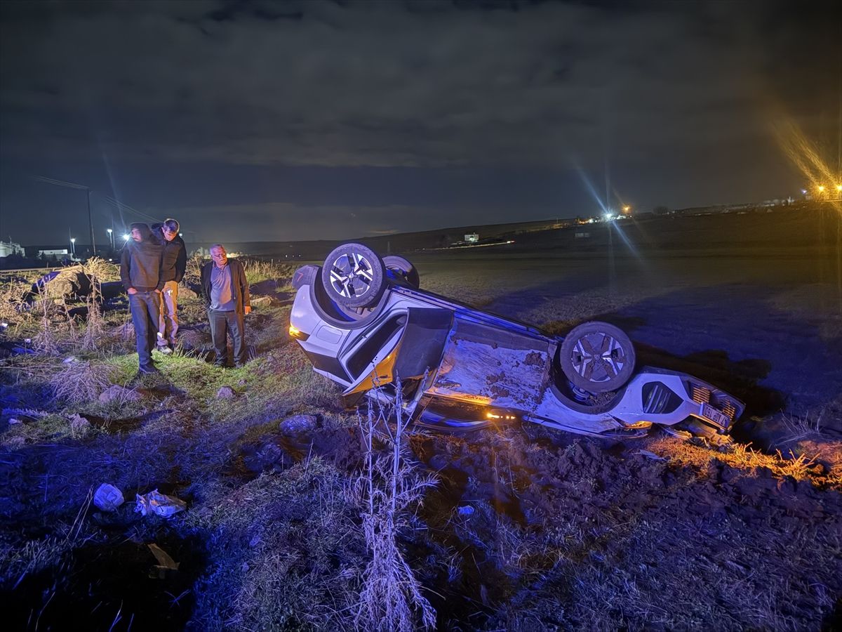 Şanlıurfa'da iki otomobil şarampole devrildi 5 kişi yaralandı