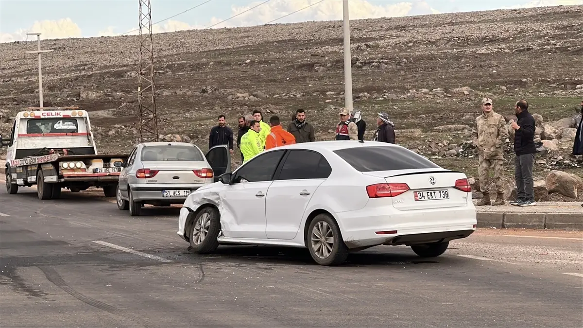 Şanlıurfa'da iki otomobilin çarpıştığı kazada 6 kişi yaralandı