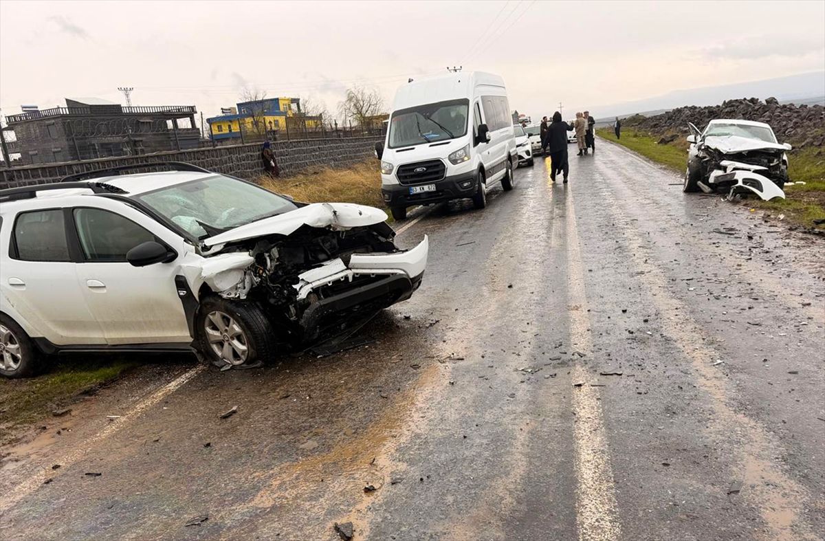 Şanlıurfa'da iki otomobilin çarpıştığı kazada 8 kişi yaralandı