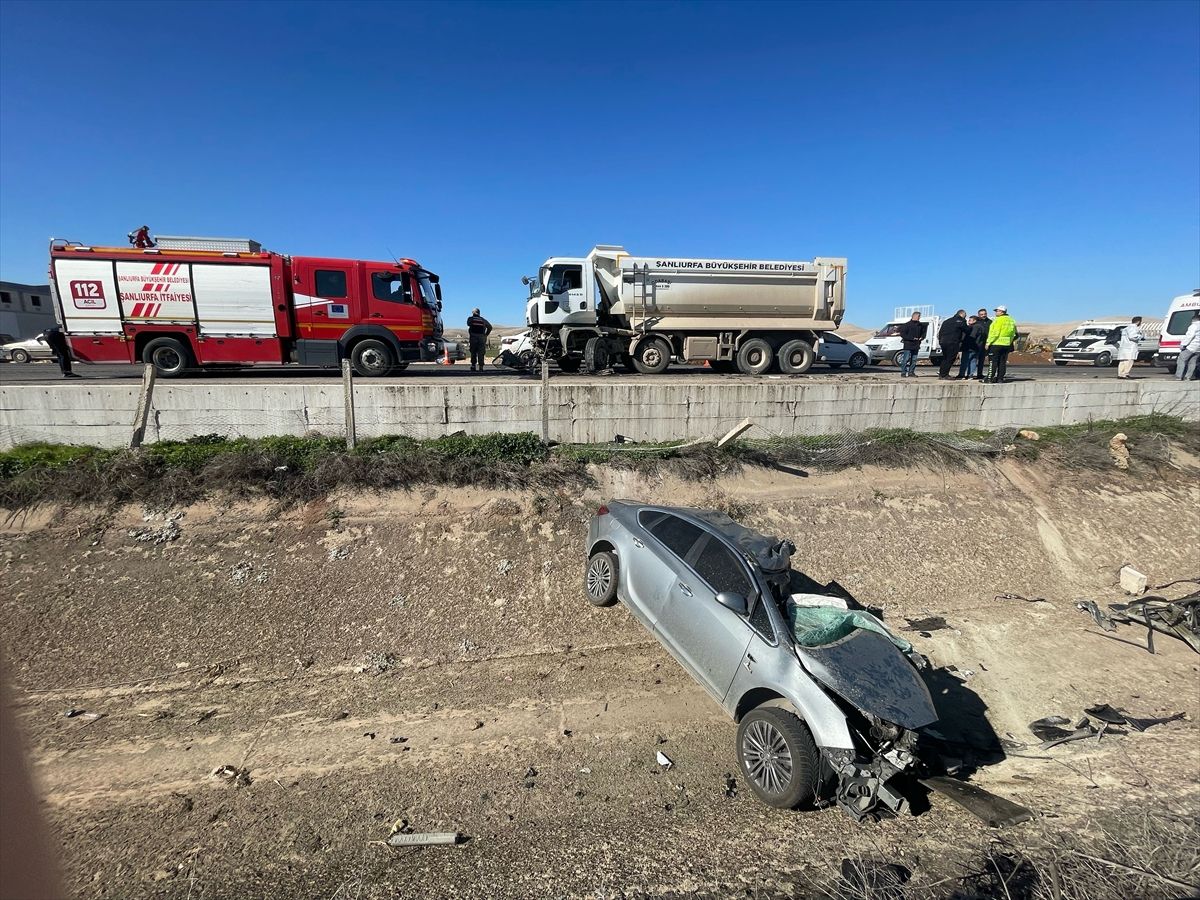 Şanlıurfa'da kamyonla çarpışan otomobilin sürücüsü öldü