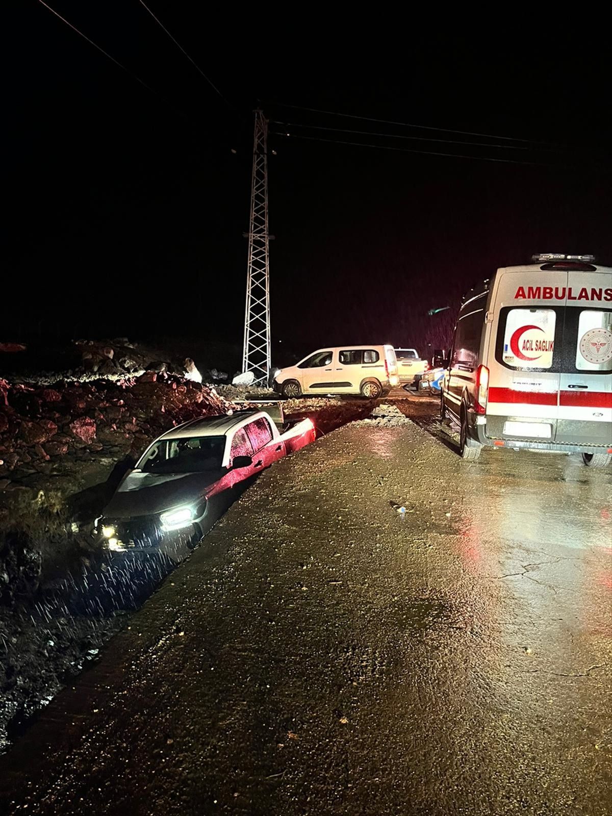 Şanlıurfa'da şarampole devrilen kamyonetteki 3 kişi yaralandı