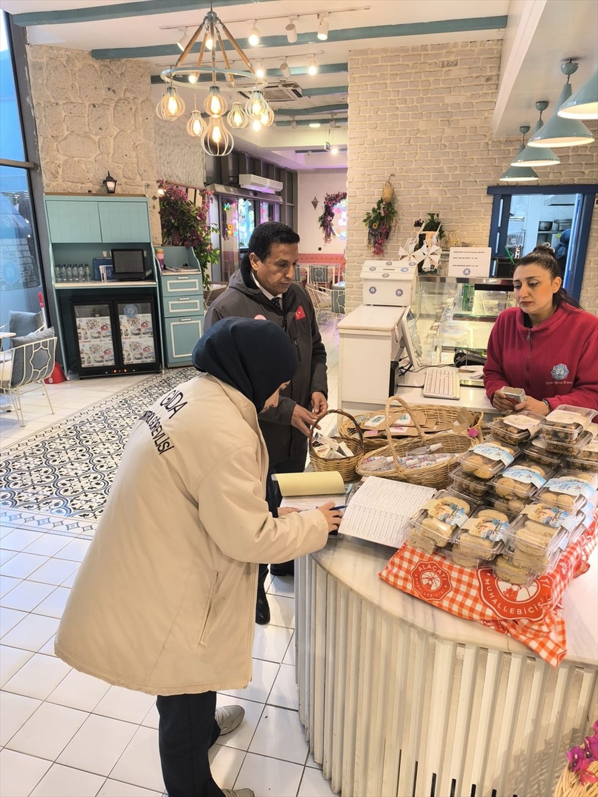 Şanlıurfa'da son kullanma tarihi geçmiş ürün satan iki işletmeye para cezası