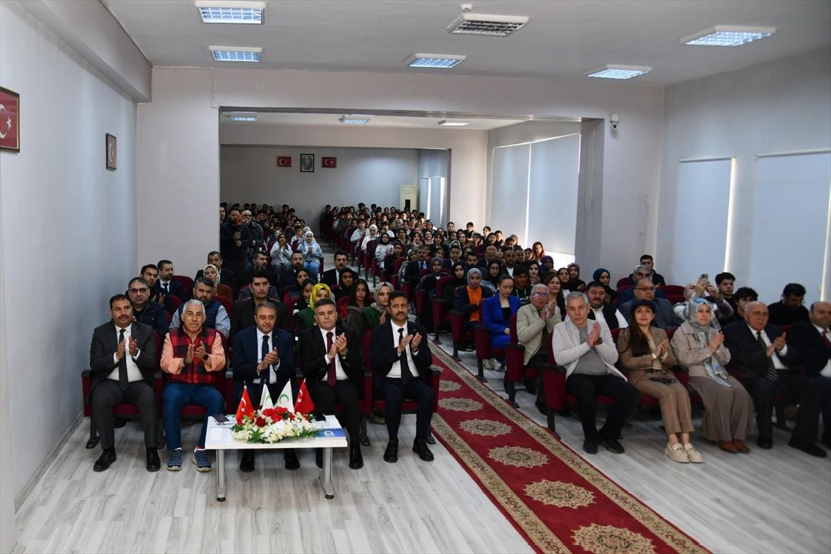 Şanlıurfa'da Yeşilay Haftası etkinlikleri kapsamında öğrencilere bisiklet verildi