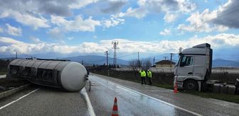 Sarıgöl'de devrilen tırın sürücüsü yaralandı