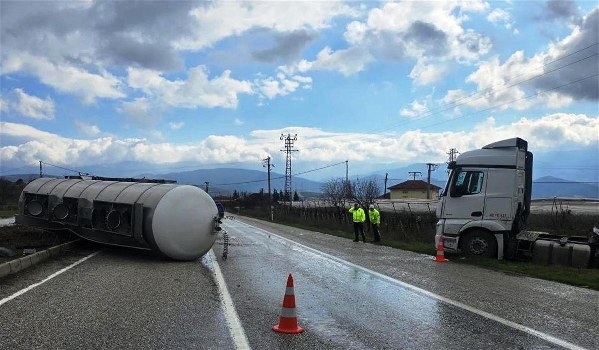Sarıgöl'de devrilen tırın sürücüsü yaralandı