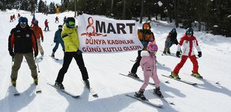 Sarıkamış Kayak Merkezi'ndeki kayak eğitmenleri, kadın kayakseverlere karanfil verdi