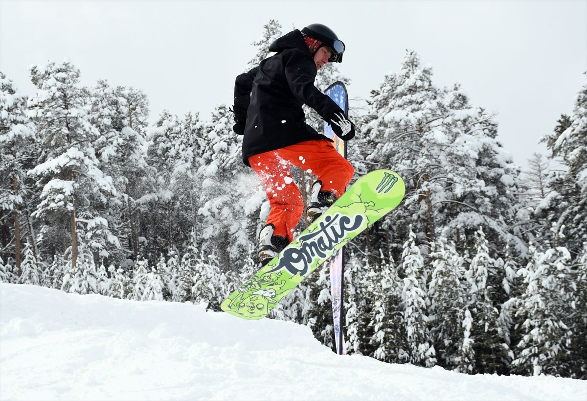Sarıkamış Kayak Merkezi snowboard tutkunlarını ağırladı