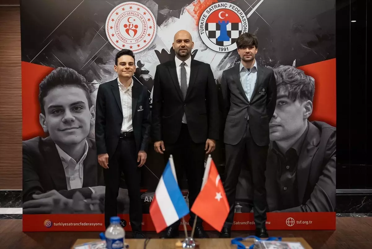 Satranç oyuncuları Ediz Gürel ile Van Foreest arasındaki özel maç başladı