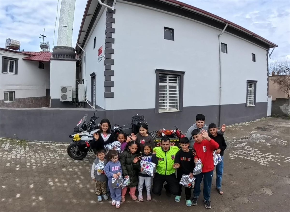 Şehir şehir gezen motokurye bayramda çocuklara oyuncak dağıttı