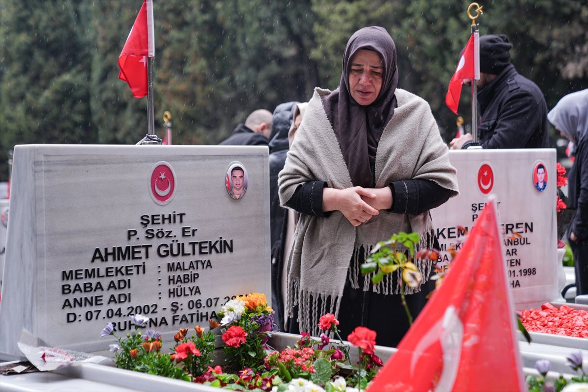 Şehit aileleri, bayramın ilk gününde İstanbul'da kabirleri ziyaret etti