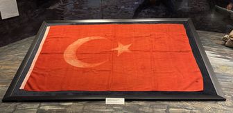 Şehit Kamil'in tabutuna örtülen Türk bayrağı müzede sergileniyor