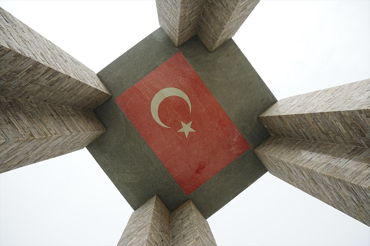 Şehitler Abidesi'nde Çanakkale Deniz Zaferi'nin 111. yıl dönümü dolayısıyla tören düzenlendi