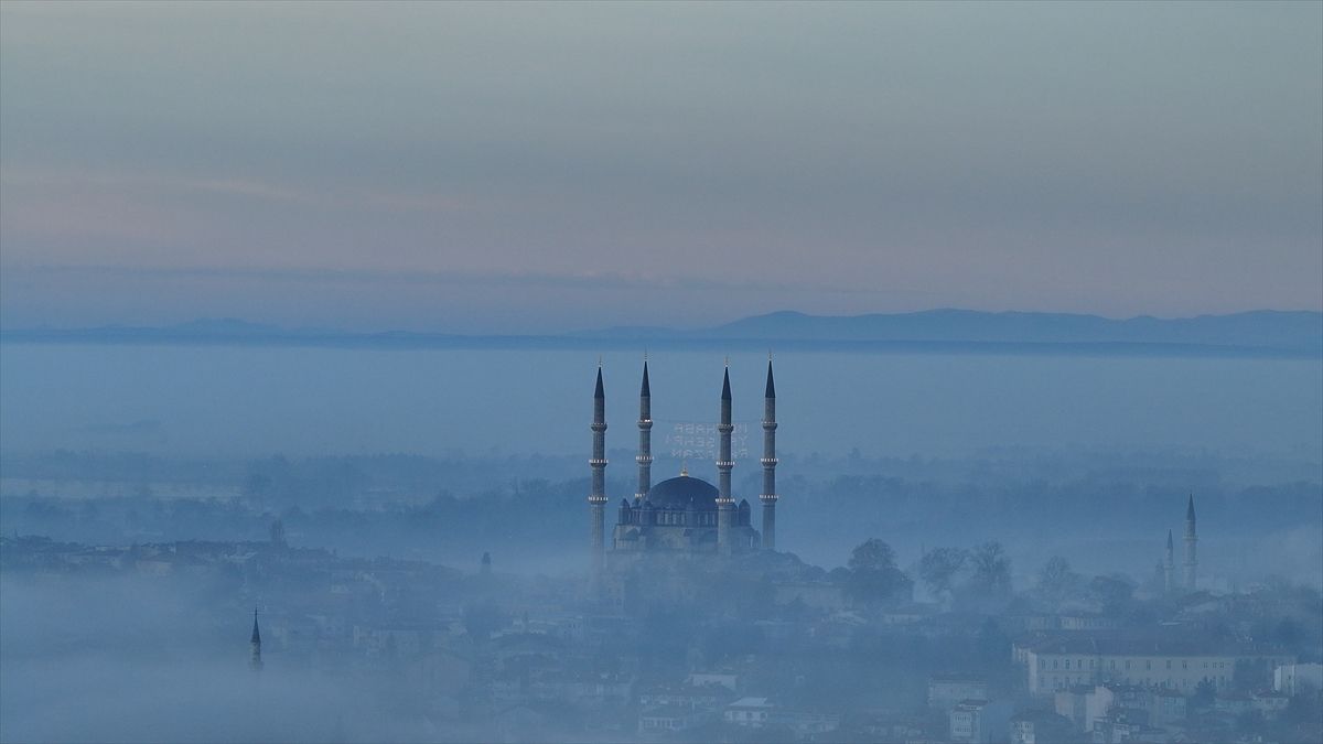 Selimiye Camisi sis bulutu içerisinde kaldı
