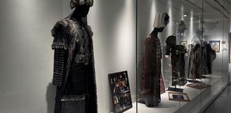 'Ses ve Renkle Sanatta 50 Yıl' sergisi AKM'de sanatseverlerle buluştu