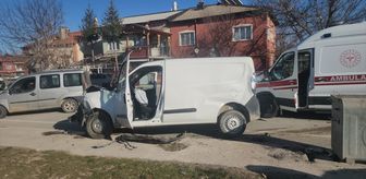 Seydişehir'de okul servisinin karıştığı kazada iki kişi yaralandı