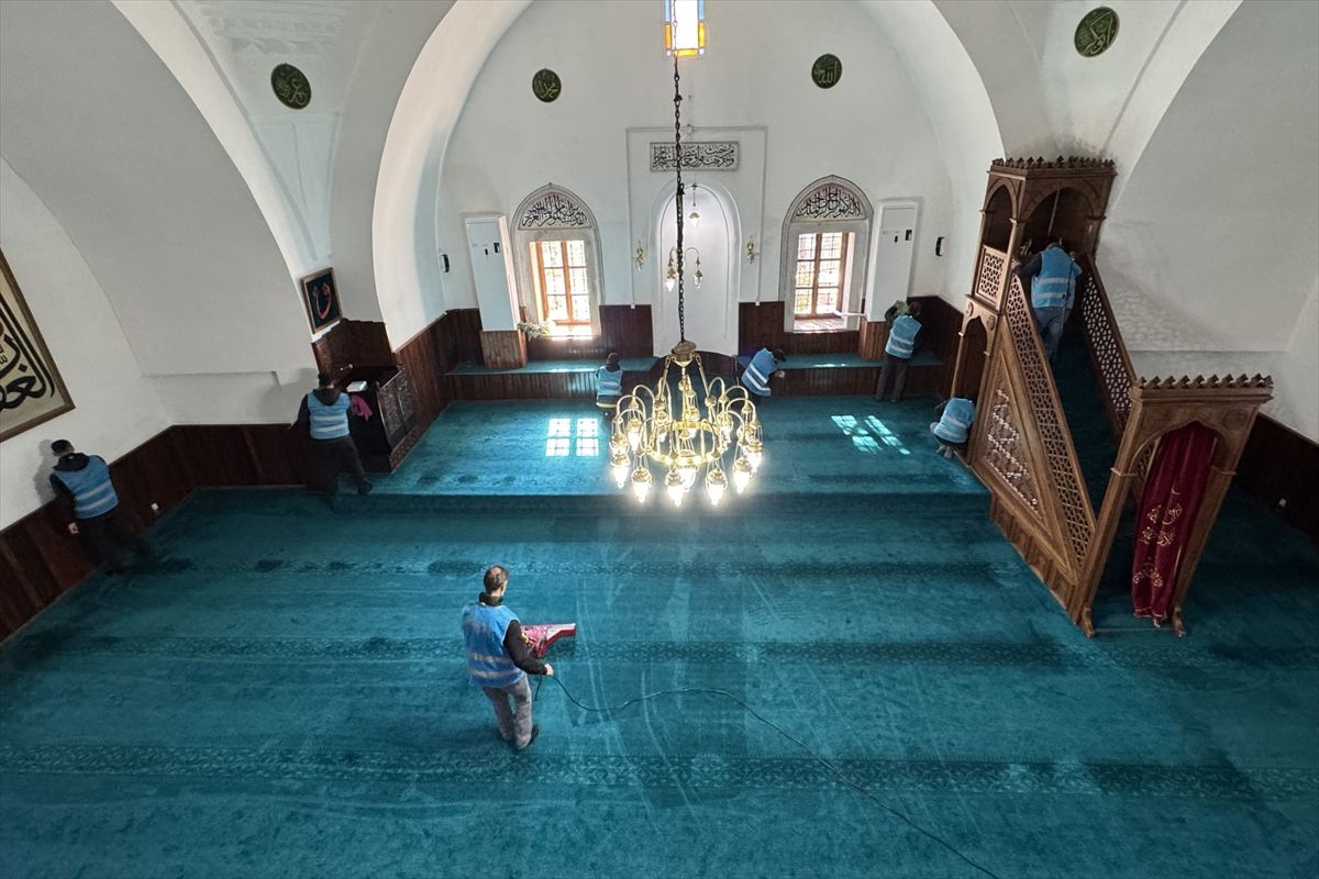 Şeyh Edebali Külliyesi'nin ramazan ayı bakımı yükümlülerce yapılıyor