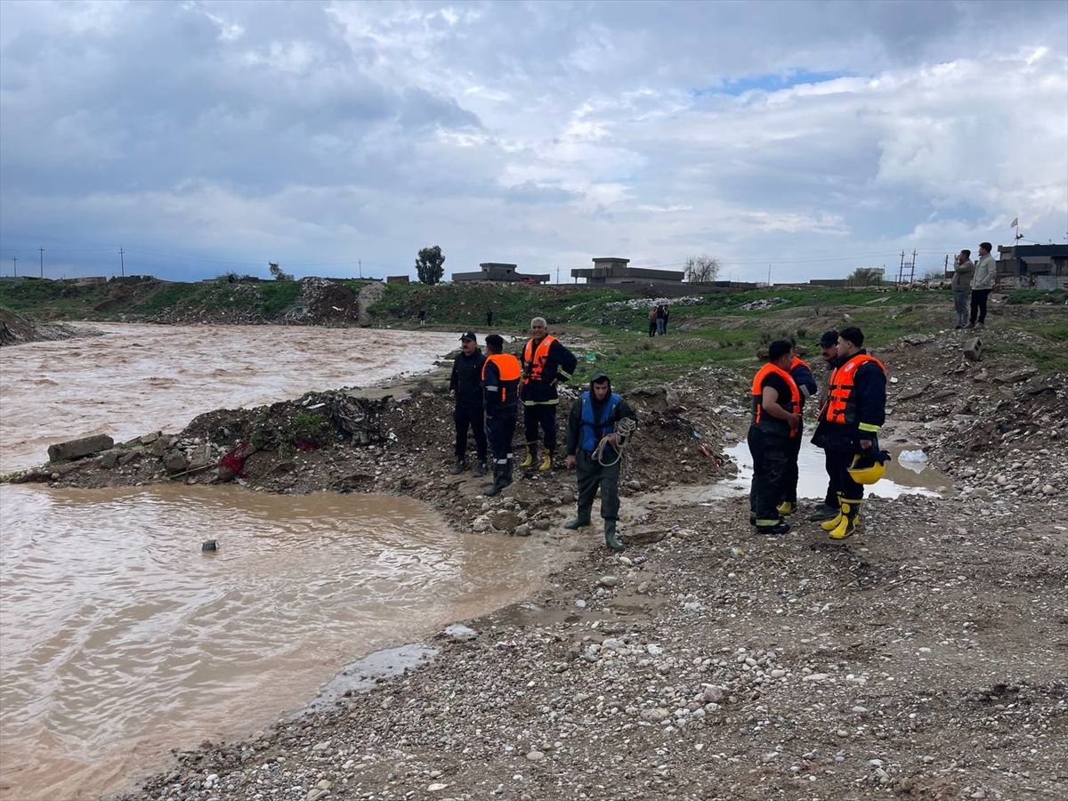Şiddetli ve aralıksız yağışın sürdüğü Irak'ın Kerkük kentinde bir kişi sele kapıldı