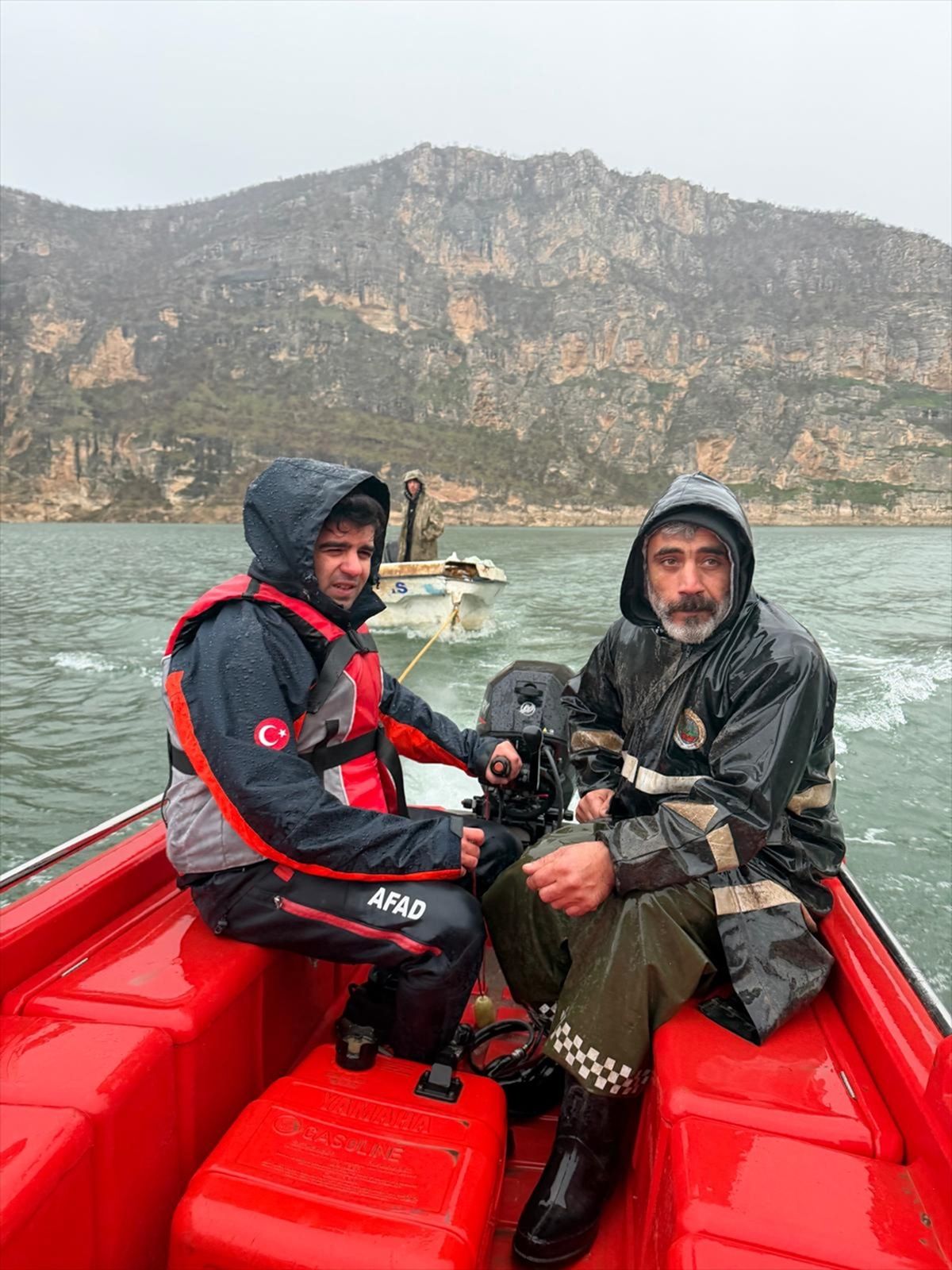 Siirt'te baraj gölünde botu arızalanan kişi kurtarıldı