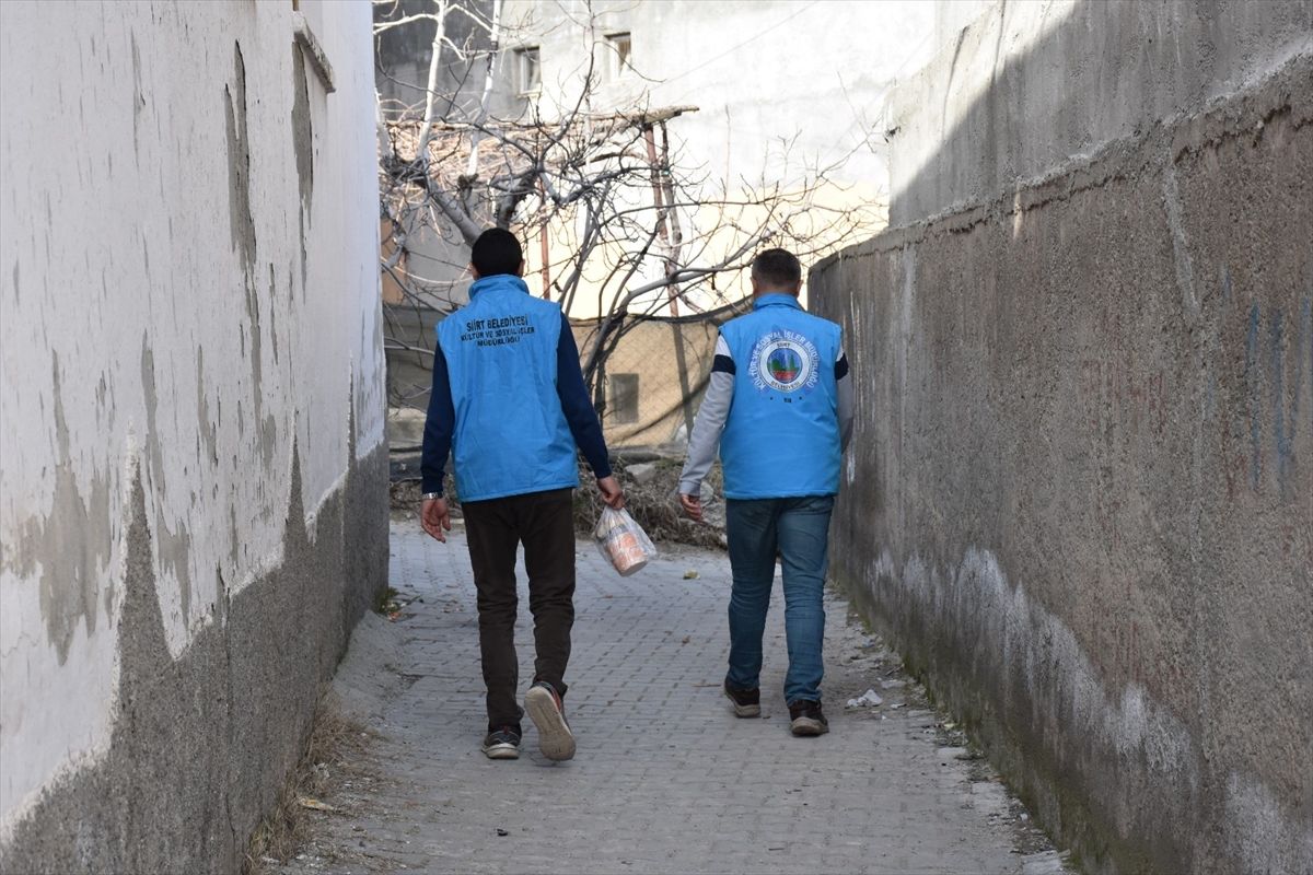 Siirt'te belediye ekipleri 103 aileye sıcak yemek ulaştırıyor